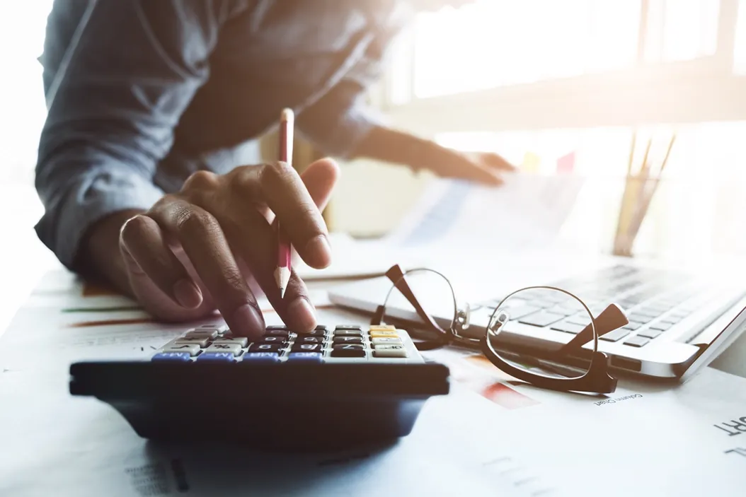 Calculatrice posée sur un bureau de travail